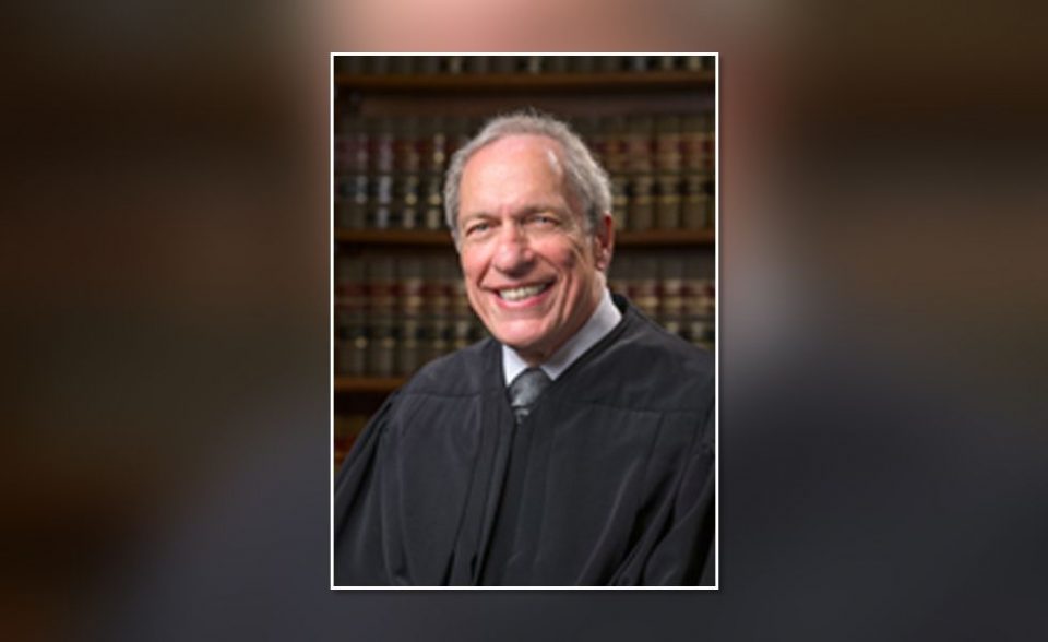O juiz Jeffrey White alertou para o risco de danos irreparáveis à trajetória acadêmica e profissional dos alunos. Magistrados alertam para a importância de assegurar a autonomia e direitos constitucionais das universidades (Foto: United States District Court/Wikimedia Commons)