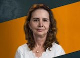 Reconhecida por sua didática acessível, Lúcia Helena é autora de diversos livros e roteiros teatrais. Suas palestras no YouTube já somam milhões de visualizações e são referência em temas como mitologia, simbolismo e filosofia.