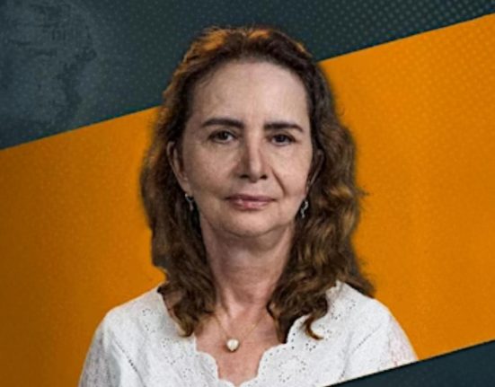 Reconhecida por sua didática acessível, Lúcia Helena é autora de diversos livros e roteiros teatrais. Suas palestras no YouTube já somam milhões de visualizações e são referência em temas como mitologia, simbolismo e filosofia.