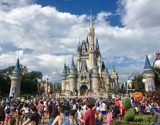 Especialistas alertam que diversas empresas estão adotando medidas preventivas para reduzir riscos legais relacionados à contratação de trabalhadores sob status de proteção temporária. A Disney é uma das maiores empregadoras da Flórida (Foto: Matt Clare/Flickr)