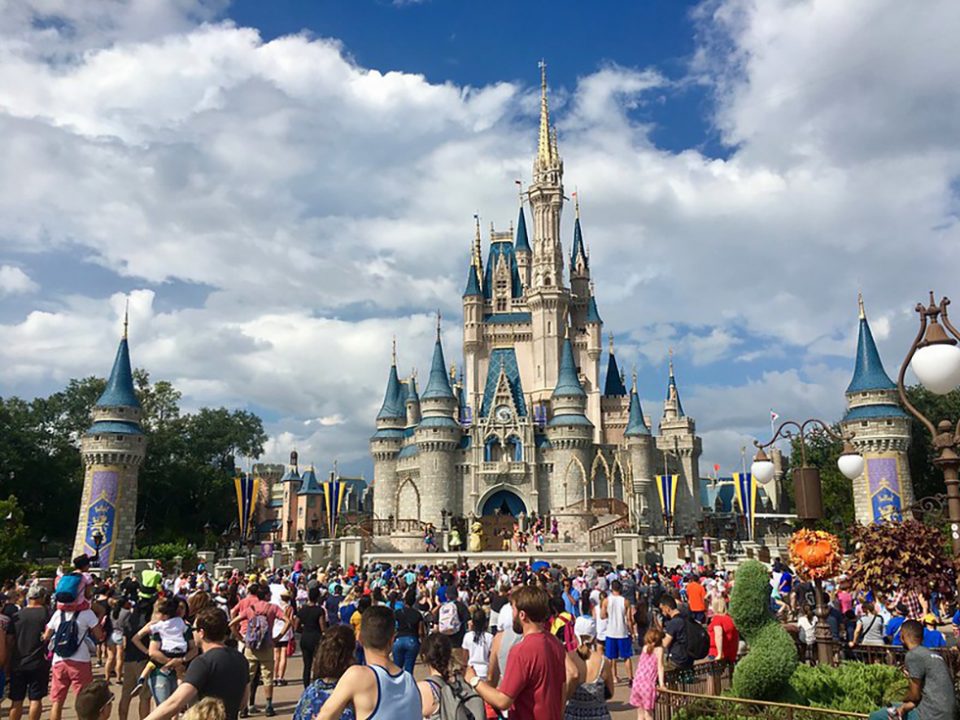 Especialistas alertam que diversas empresas estão adotando medidas preventivas para reduzir riscos legais relacionados à contratação de trabalhadores sob status de proteção temporária. A Disney é uma das maiores empregadoras da Flórida (Foto: Matt Clare/Flickr)