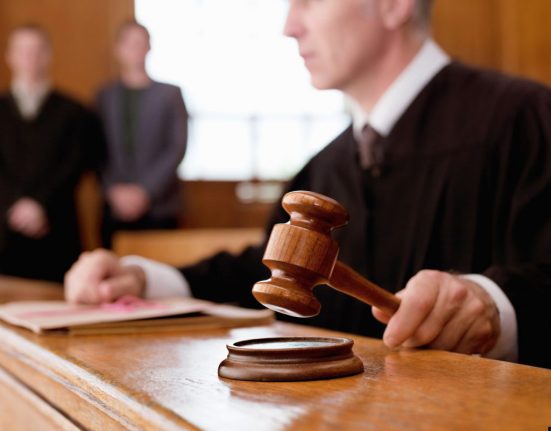 Habeas corpus garante o direito de qualquer pessoa detida ser levada a um juiz para contestar a prisão nos EUA (Foto: Canva)