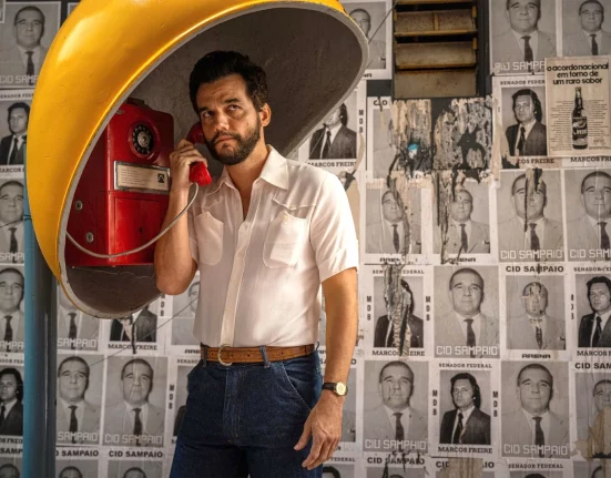 “O Agente Secreto” de Kleber Mendonça Filho, que arrebatou o público em Cannes com uma ovação de 13 minutos – um feito impressionante (Foto: Divulgação)