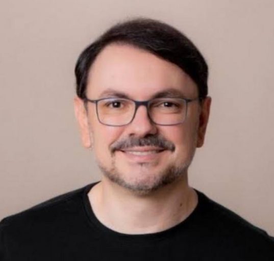 Rossandro Klinjey se destaca como um dos principais influenciadores brasileiros na área da saúde mental e do desenvolvimento pessoal, reunindo mais de 2 milhões de seguidores nas redes sociais (Foto: Redes Sociais)