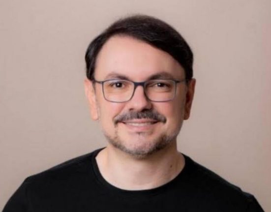 Rossandro Klinjey se destaca como um dos principais influenciadores brasileiros na área da saúde mental e do desenvolvimento pessoal, reunindo mais de 2 milhões de seguidores nas redes sociais (Foto: Redes Sociais)