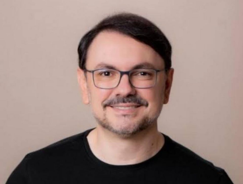 Rossandro Klinjey se destaca como um dos principais influenciadores brasileiros na área da saúde mental e do desenvolvimento pessoal, reunindo mais de 2 milhões de seguidores nas redes sociais (Foto: Redes Sociais)