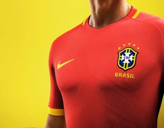 O público considera que a mudança seria uma ofensa à história do futebol brasileiro, em especial ao uniforme azul, que já deu tantas alegrias – como na final da Copa de 1958, no primeiro título mundial conquistado pelo Brasil (Foto: Redes Sociais)