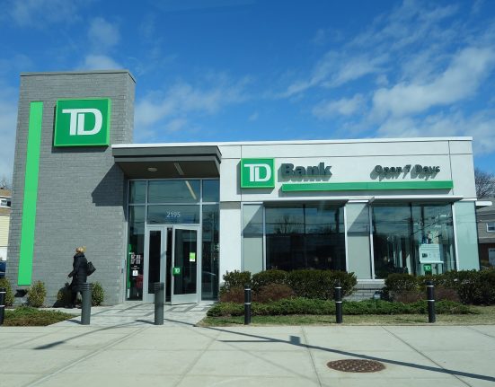 Em outubro de 2024, o banco foi multado em $ 3 bilhões pelo Departamento de Justiça por falhas nos controles de prevenção à lavagem de dinheiro (Foto: TD bank_Tdorante/Wikimedia Commons)