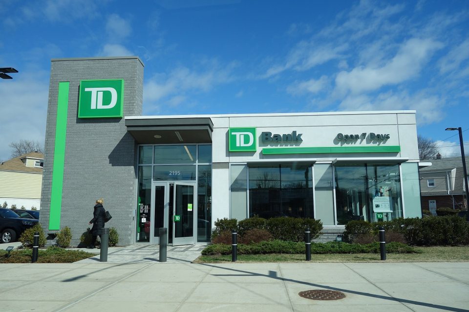 Em outubro de 2024, o banco foi multado em $ 3 bilhões pelo Departamento de Justiça por falhas nos controles de prevenção à lavagem de dinheiro (Foto: TD bank_Tdorante/Wikimedia Commons)