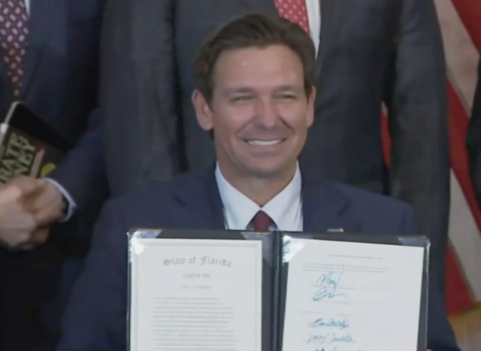 O governo ainda anunciou que mais de $ 33 milhões de verbas vinculadas aos programas de Diversidade, Equidade e Inclusão serão cancelados ou redirecionados para outras prioridades educacionais. (Foto: Reprodução TV)