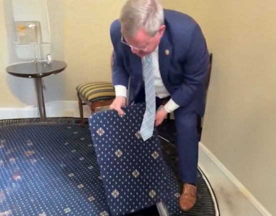 O deputado Tim Moore disse que gosta de apresentar o local durante as visitas guiadas ao Capitólio (Foto: Reprodução TV)