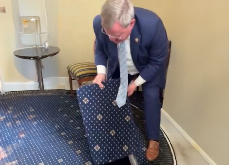 O deputado Tim Moore disse que gosta de apresentar o local durante as visitas guiadas ao Capitólio (Foto: Reprodução TV)