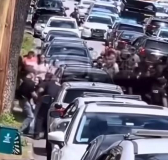 Polícia local foi acionada para conter a multidão que se revoltou com a ação dos agentes federais (Foto: Redes Sociais)
