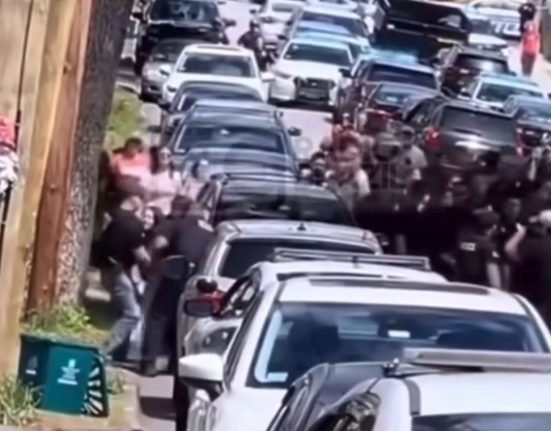 Polícia local foi acionada para conter a multidão que se revoltou com a ação dos agentes federais (Foto: Redes Sociais)
