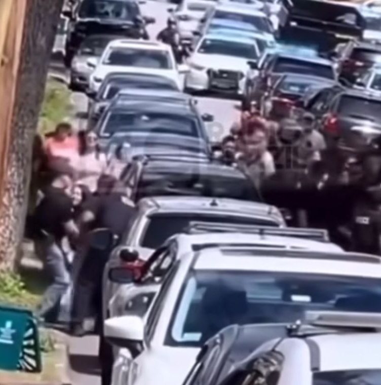 Polícia local foi acionada para conter a multidão que se revoltou com a ação dos agentes federais (Foto: Redes Sociais)