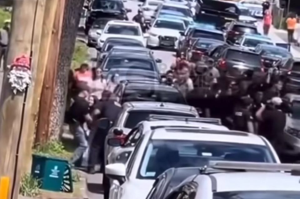 Polícia local foi acionada para conter a multidão que se revoltou com a ação dos agentes federais (Foto: Redes Sociais)