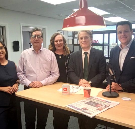Larissa Nunes (diretora da BACCF), Jorge Nunes (presidente do AcheiUSA Media Group), Esterliz Nunes (vice-presidente do AcheiUSA Media Group), André Odenbreit (cônsul-geral do Brasil em Miami) e Marson Cunha (presidente da Brazilian-American Chamber of Commerce of Florida)