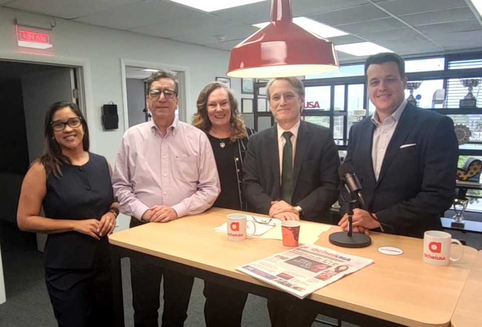 Larissa Nunes (diretora da BACCF), Jorge Nunes (presidente do AcheiUSA Media Group), Esterliz Nunes (vice-presidente do AcheiUSA Media Group), André Odenbreit (cônsul-geral do Brasil em Miami) e Marson Cunha (presidente da Brazilian-American Chamber of Commerce of Florida)