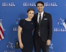 O casal havia anunciado recentemente o noivado e planejava oficializar a união em Jerusalém (Foto: Embaixada de Israel nos Estados Unidos)