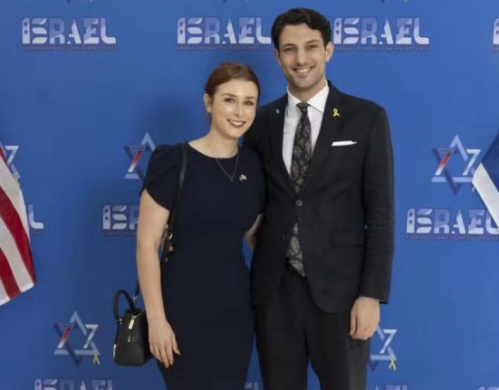 O casal havia anunciado recentemente o noivado e planejava oficializar a união em Jerusalém (Foto: Embaixada de Israel nos Estados Unidos)