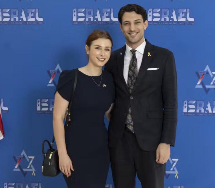O casal havia anunciado recentemente o noivado e planejava oficializar a união em Jerusalém (Foto: Embaixada de Israel nos Estados Unidos)