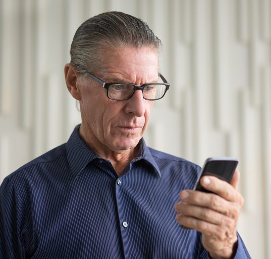 Deepfake e inteligência artificial têm sido usadas pelos criminosos para enganar as vítimas (Freepik)