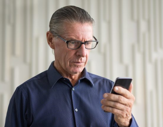 Deepfake e inteligência artificial têm sido usadas pelos criminosos para enganar as vítimas (Freepik)