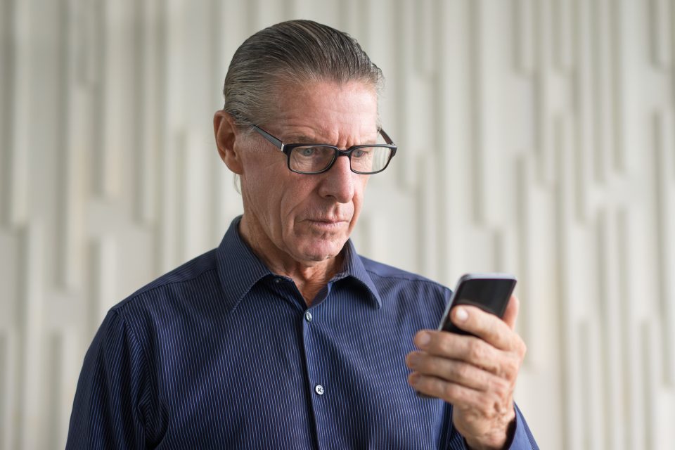 Deepfake e inteligência artificial têm sido usadas pelos criminosos para enganar as vítimas (Freepik)