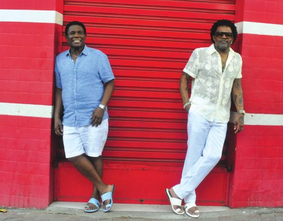 Neguinho da Beija-Flor e Xande de Pilares se unem no álbum “Empretecendo”, homenagem ao grande intérprete do carnaval carioca (Foto: Divulgação)