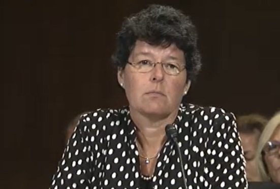 Allison D. Burroughs é juíza federal do Distrito de Massachusetts e conhecida por sua atuação em casos de relevância nacional. Ela presidiu julgamentos importantes, como o de membros da máfia da Nova Inglaterra, além de ações judiciais envolvendo políticas educacionais e de imigração (Foto: Screenshot vídeo U.S Senate/ Wikimedia)