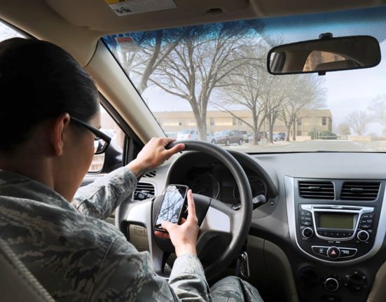 A Flórida registra, anualmente, centenas de mortes envolvendo motoristas adolescentes. A nova legislação busca aumentar o preparo técnico e emocional dos jovens condutores.