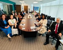 Equipe do Consulado-Geral do Brasil em Miami com as convidadas do ‘Mulher em Pauta’ (Foto: Divulgação)