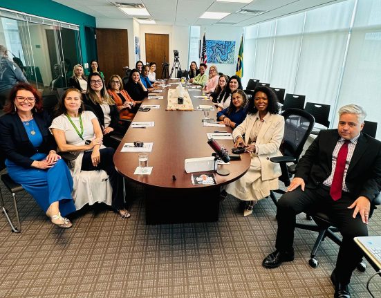 Equipe do Consulado-Geral do Brasil em Miami com as convidadas do ‘Mulher em Pauta’ (Foto: Divulgação)