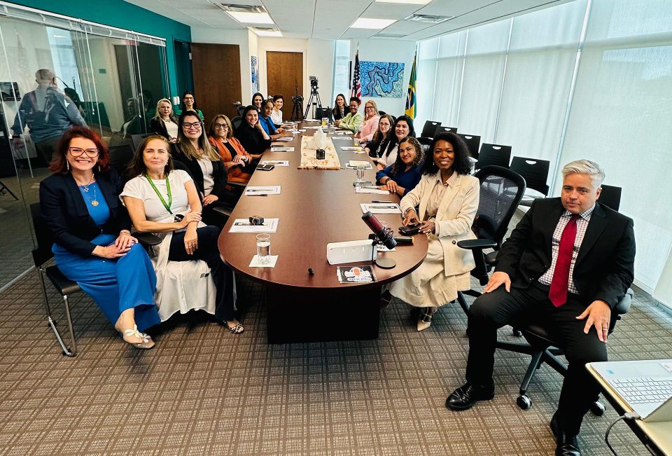 Equipe do Consulado-Geral do Brasil em Miami com as convidadas do ‘Mulher em Pauta’ (Foto: Divulgação)