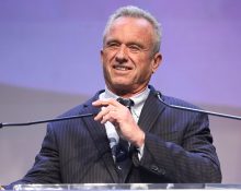 Segundo o secretário Robert F. Kennedy Jr., a decisão visa restabelecer a confiança do público na ciência das vacinas (Foto: Gage Skidmore/Wikimedia)