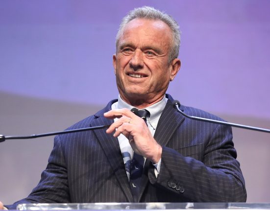 Segundo o secretário Robert F. Kennedy Jr., a decisão visa restabelecer a confiança do público na ciência das vacinas (Foto: Gage Skidmore/Wikimedia)