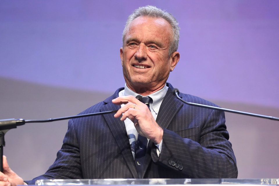 Segundo o secretário Robert F. Kennedy Jr., a decisão visa restabelecer a confiança do público na ciência das vacinas (Foto: Gage Skidmore/Wikimedia)