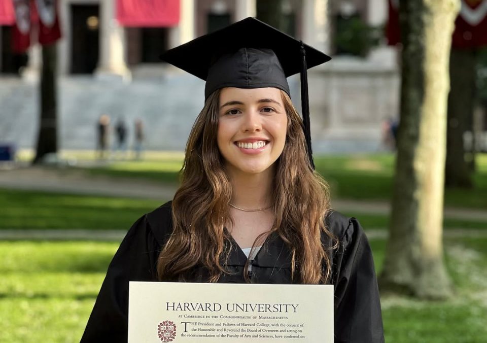 Em sua conta no Instagram, a estudante diz que teve sorte de poder chamar Harvard de "lar". Foto: Reprodução