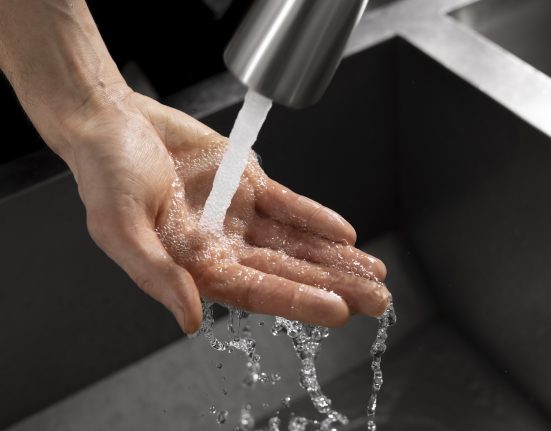 Especialistas reforçam a importância de medidas preventivas simples, como evitar nadar em águas doces não tratadas e, especialmente, não utilizar água da torneira para lavagem nasal