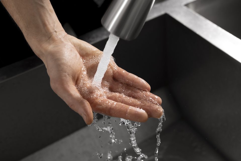 Especialistas reforçam a importância de medidas preventivas simples, como evitar nadar em águas doces não tratadas e, especialmente, não utilizar água da torneira para lavagem nasal