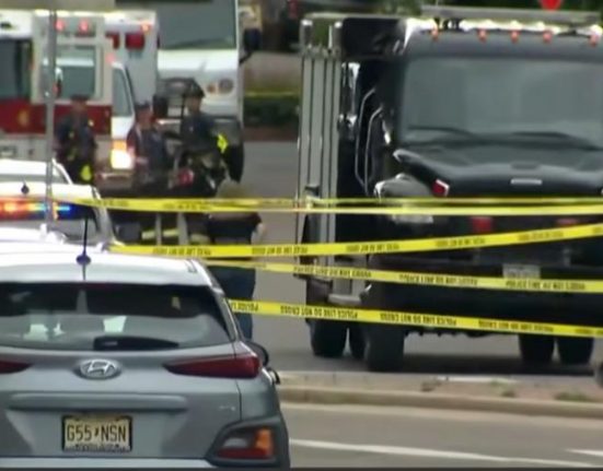 Após o ataque, que ocorreu às 1:26 p.m. (horário local), três quarteirões da Pearl Street foram evacuados, e os investigadores identificaram o veículo do suspeito na área. (Foto: Reprodução TV)