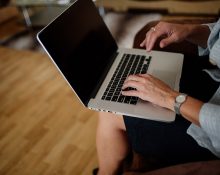 Golpistas usam a IA para criar perfis falsos de estudantes e visam principalmente os online (Foto: Nenad Stojkovic/Wikimedia)