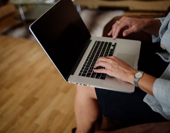Golpistas usam a IA para criar perfis falsos de estudantes e visam principalmente os online (Foto: Nenad Stojkovic/Wikimedia)