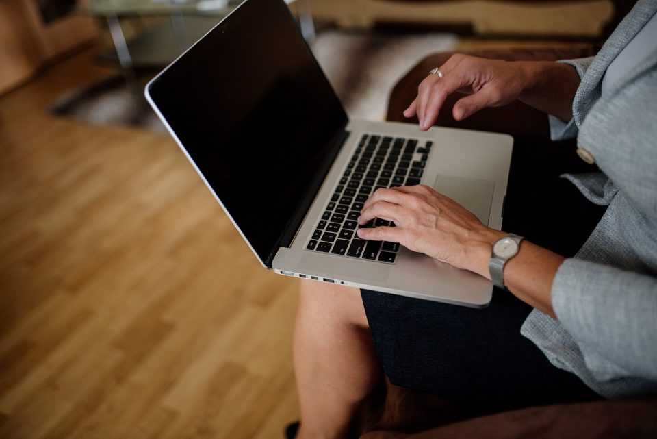 Golpistas usam a IA para criar perfis falsos de estudantes e visam principalmente os online (Foto: Nenad Stojkovic/Wikimedia)