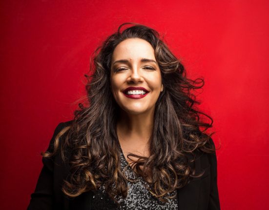 Em “Ainda Já”, a artista inicia uma nova fase ao lado de nomes contemporâneos da música (Foto: Divulgação)