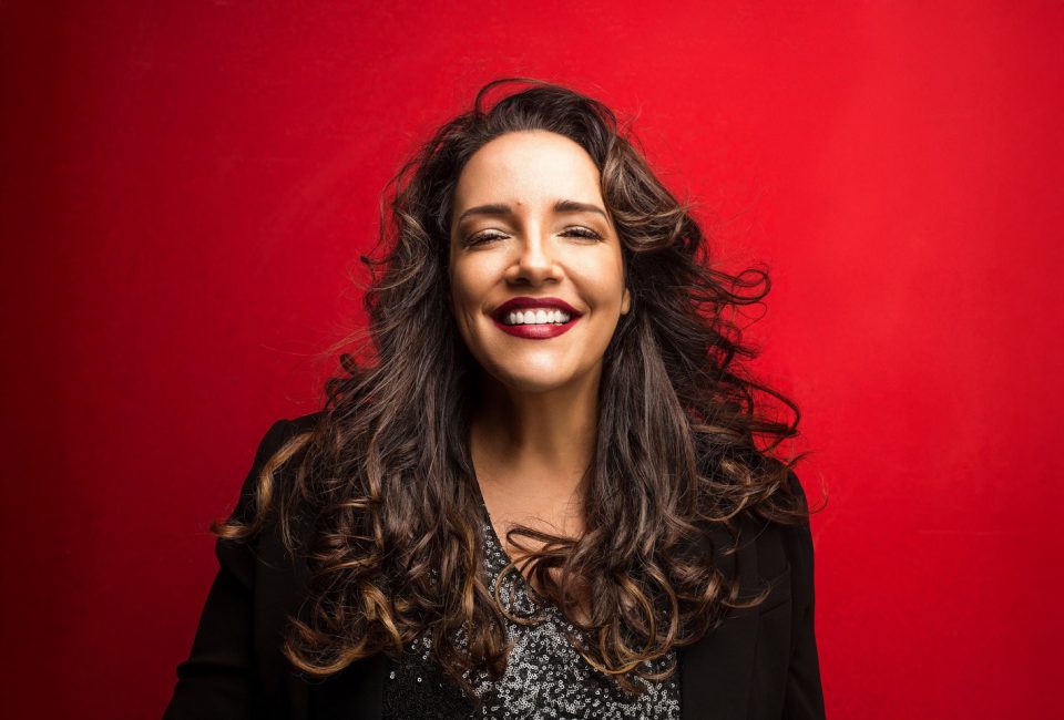 Em “Ainda Já”, a artista inicia uma nova fase ao lado de nomes contemporâneos da música (Foto: Divulgação)