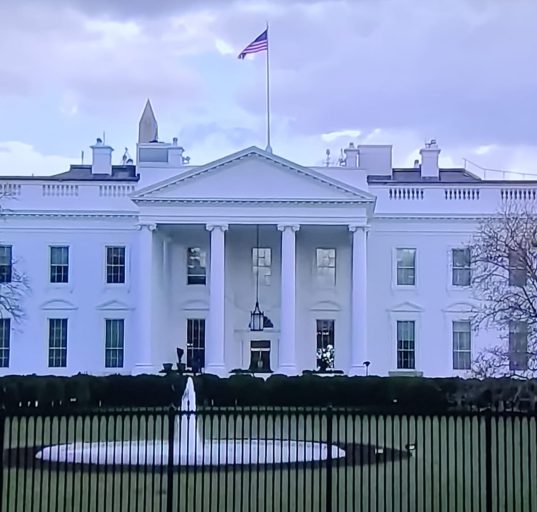 A ordem de restrição permanecerá em vigor até que o tribunal analise o mérito da ação movida pelos sindicatos. A Casa Branca ainda não se pronunciou oficialmente sobre a decisão judicial