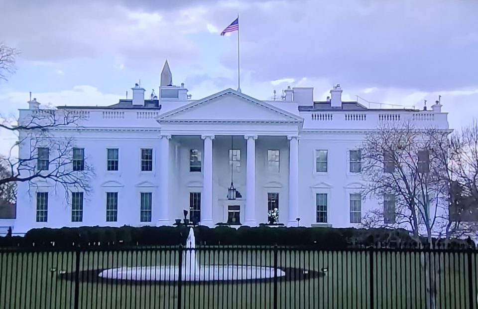 A ordem de restrição permanecerá em vigor até que o tribunal analise o mérito da ação movida pelos sindicatos. A Casa Branca ainda não se pronunciou oficialmente sobre a decisão judicial