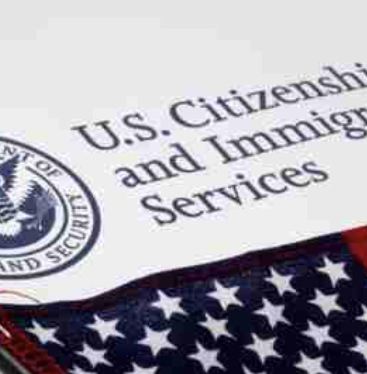 A agência informou que a medida visa priorizar cidadãos americanos no acesso aos recursos federais e garantiu que pedidos aprovados antes da data de vigência não serão afetados (Foto: USCIS)