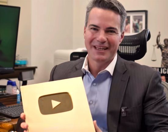 O fundador, Ludo Gardini, anunciou a conquista com a placa enviada pelo Google (Foto: Divulgação)